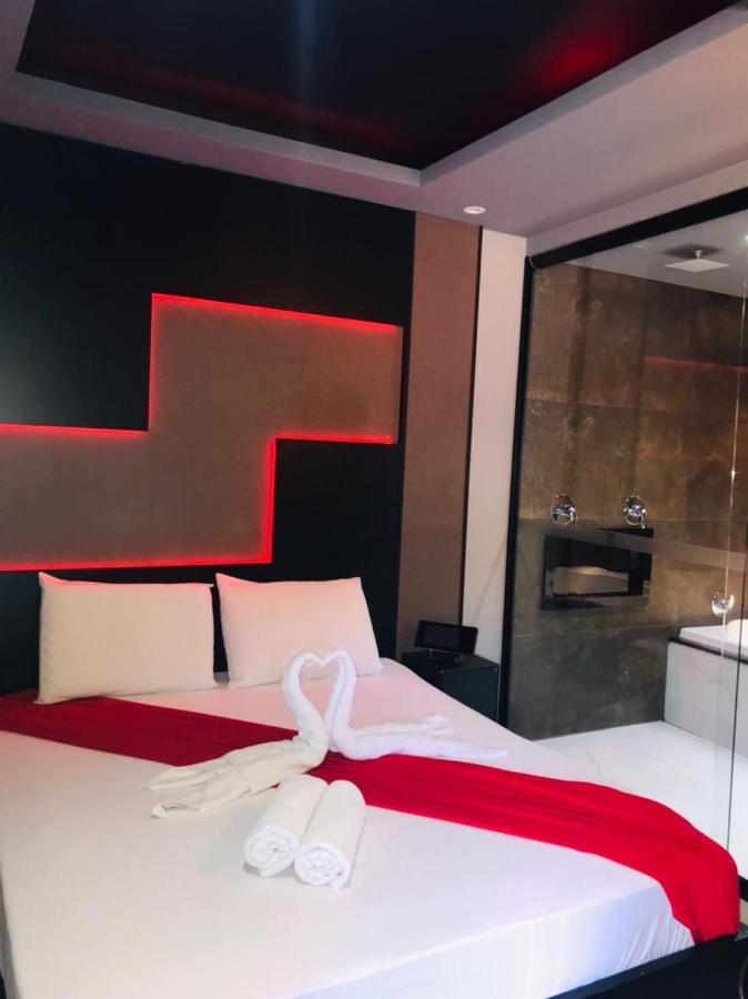 Suite with Hot Tub,1298538001:JPEG